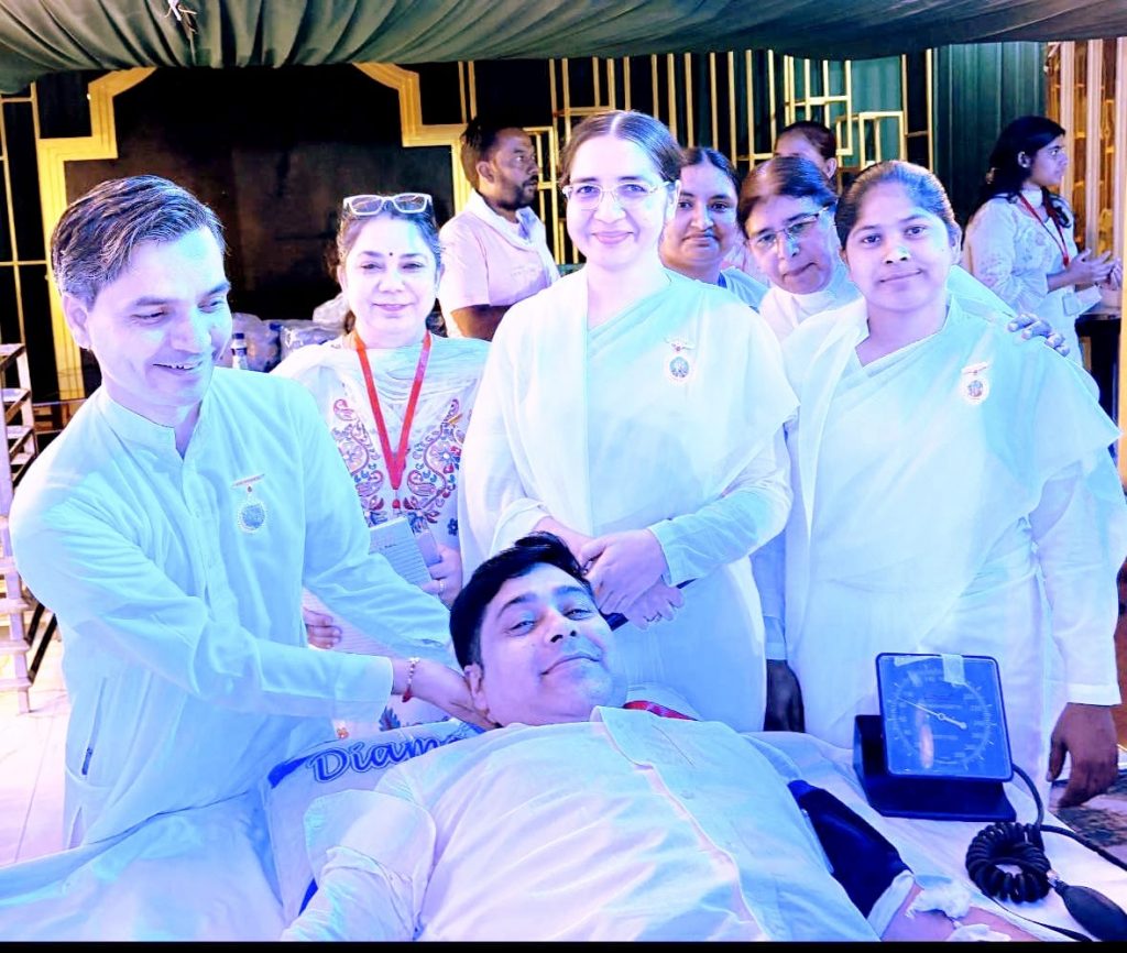 विशाल रक्तदान शिविर मे 100 रक्तवीरों ने किया रक्तदान